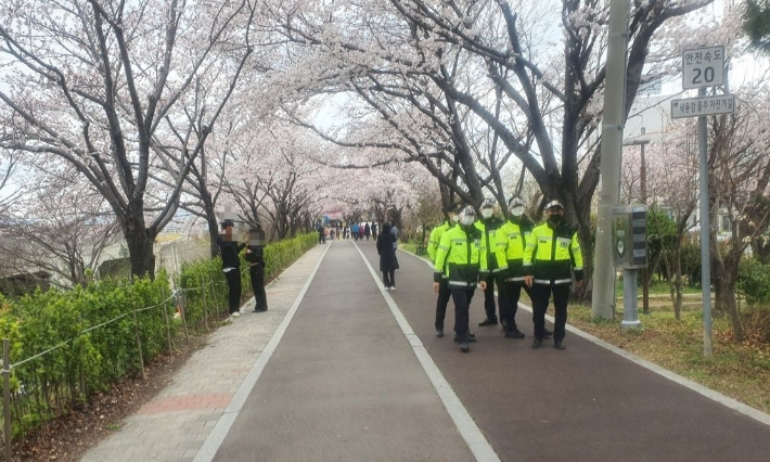 부산 벚꽃명소 '삼락공원' 주말 2만5000명 방문 예상…부산경찰, 특별 순찰활동 예정.부산 사상경찰서 제공.