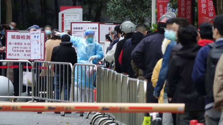 상하이의 한 병원에서 코로나19 검사받기 위해 줄을 선 시민들. 연합뉴스