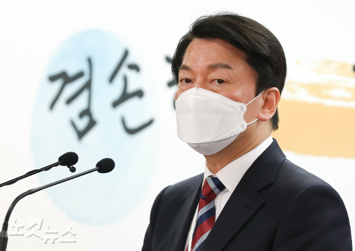 안철수 대통령직인수위원장이 인수위 브리핑실에서 코로나비상대응특별위원회 브리핑을 하고 있다. 인수위사진기자단