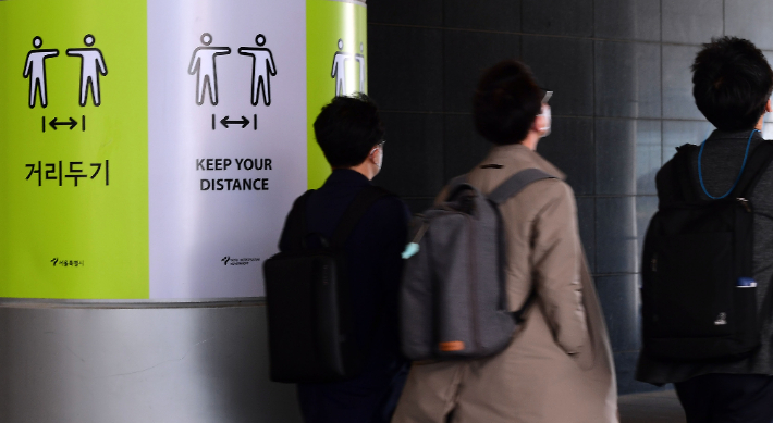 정부가 식당·카페 등의 영업시간을 기존 밤 11시에서 12시로 한 시간을, 인원은 8인에서 10인으로 늘리는 거리두기안을 오는 4일부터 2주 동안 시행한다. 정부는 2주간 유행이 확연히 감소세로 전환하면 실내 마스크 착용 등을 제외한 모든 방역조치를 해제할 수 있다고 1일 밝혔다. 사진은 1일 서울시청 건물 기둥에 부착된 거리두기 캠페인 이미지 모습. 황진환 기자