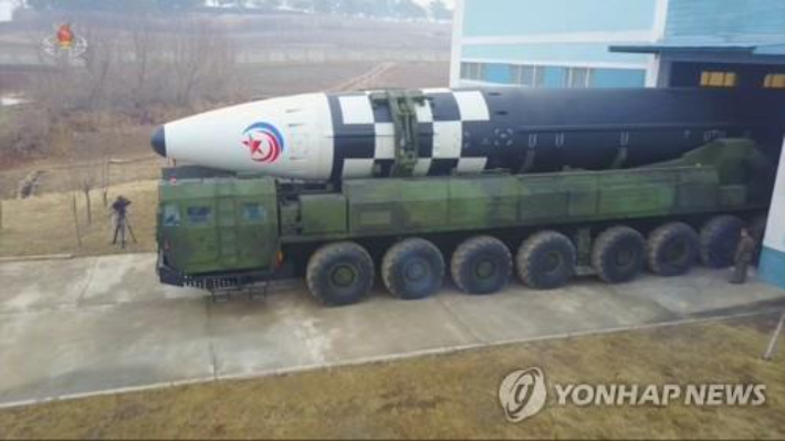 24일 평양 순안비행장에서 발사한 신형 대륙간탄도미사일(ICBM) '화성-17형' 이동 장면. 조선중앙TV 캡처
