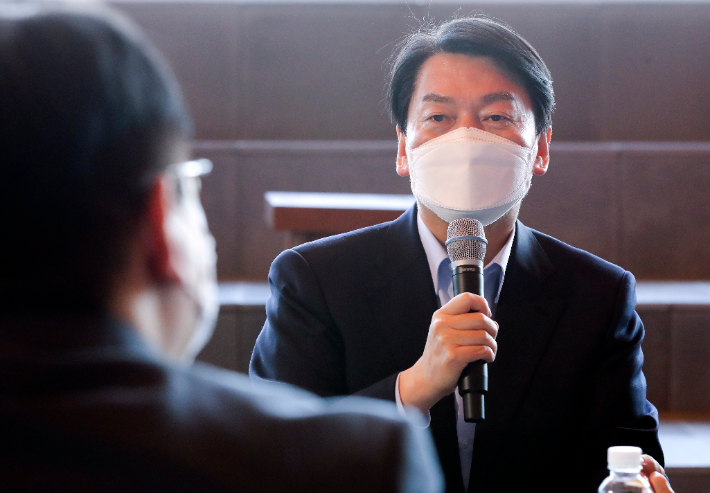 안철수 인수위원장이 2일 서울 용산구 하이브 본사를 찾아 방시혁 하이브 의장, 박지원 대표이사와 간담회를 갖고 있다. 연합뉴스