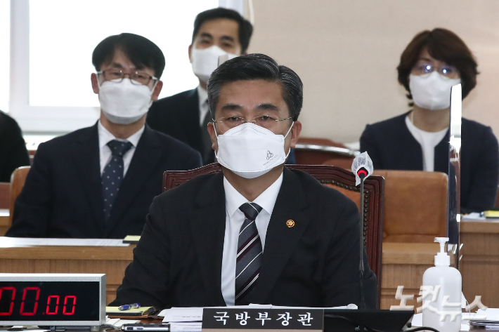 서욱 국방부 장관이 29일 국회에서 열린 국방위원회 전체회의에 참석해 있다. 윤창원 기자