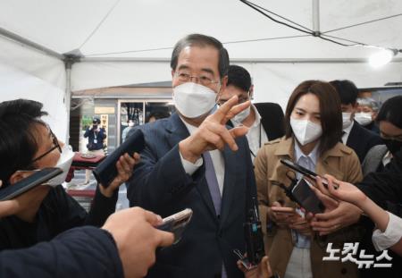 취재진 앞에 선 한덕수 국무총리 후보자