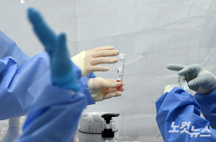 서울 양천구 선별진료소에서 의료진들이 PCR검사 키트를 정리하고 있다. 황진환 기자
