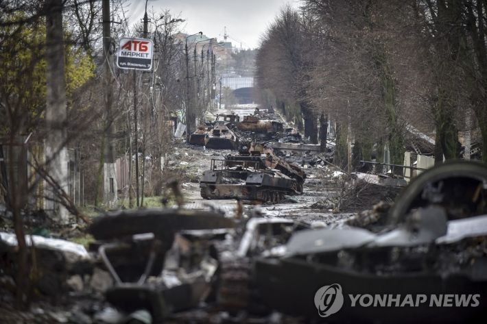 2일(현지시간) 우크라이나 수도 키이우(키예프) 외곽 도시 거리에 러시아군의 탱크와 장갑차, 군용 차량 등이 파괴된 채 여기저기 널브러져 있다. 우크라이나군은 최근 키이우 북부 외곽 도시들을 침공했던 러시아군을 국경까지 밀어냈다. 연합뉴스