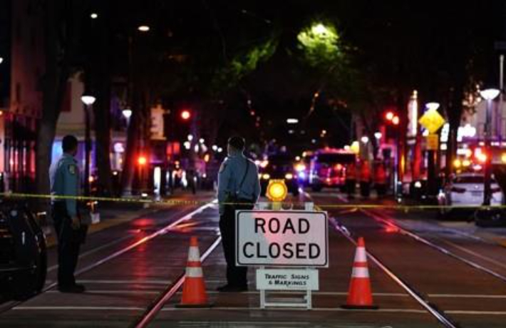 3일(현지시간) 미국 캘리포니아주 새크라멘토에서 총기 난사 사건이 발생한 가운데 경찰이 현장을 통제하고 있다. 연합뉴스