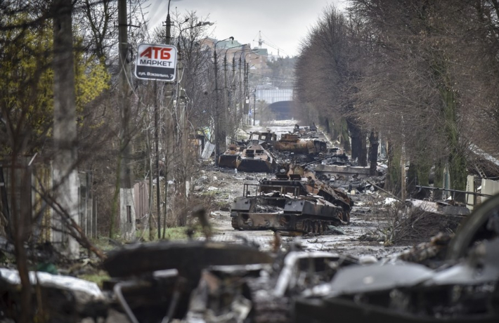 우크라이나 수도 키이우 외곽 도시 거리에 러시아군의 탱크와 장갑차, 군용 차량 등이 파괴된 채 여기저기 널브러져 있다. 우크라이나군은 최근 키이우 북부 외곽 도시들을 침공했던 러시아군을 국경까지 밀어냈다. 연합뉴스
