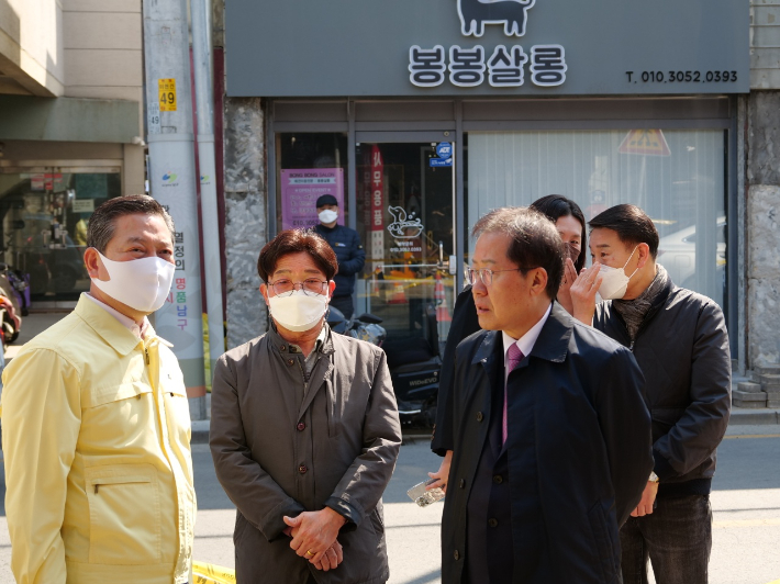 홍준표 의원(우측)과 조재구 남구청장(좌측). 홍준표 대구시장 후보 사무실 제공