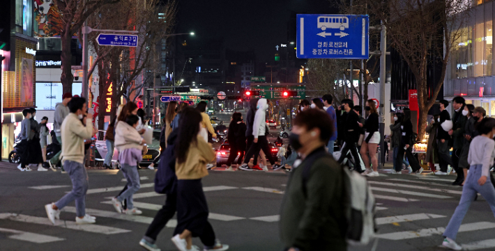 지난 3일 서울 마포구 홍대입구역 인근 거리에서 시민들이 걸어가는 모습. 연합뉴스