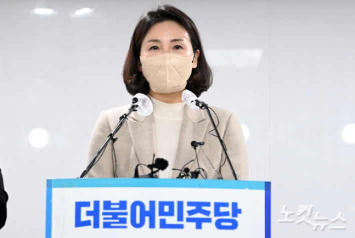 이재명 전 더불어민주당 대선 후보의 아내 김혜경 씨가 지난 2월 서울 여의도 당사에서 '법카 논란'에 대해 사과 기자회견을 하고 있다. 윤창원 기자