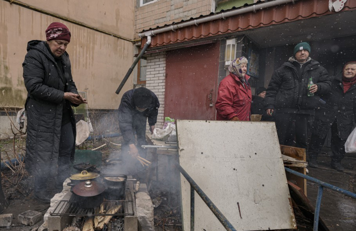 3일(현지시간) 가스와 전기가 끊긴 우크라이나 부차 지역의 주민들이 야외에서 불을 피우고 요리를 하고 있다. 연합뉴스