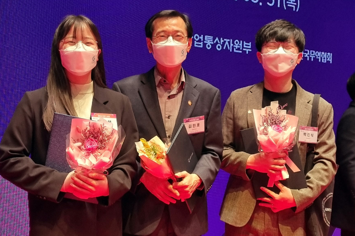 전북대학교는 지역특화청년무역전문가양성사업단 김민호 단장(무역학과 교수)이 지역 수출업무 지원과 수출 확대 등에 기여한 공로로 산업자원부 장관상을 수상했다. 전북대 제공