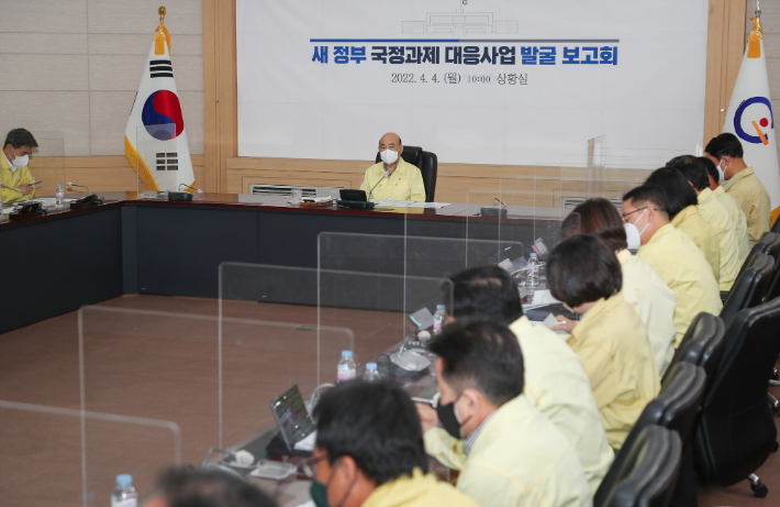 광양시는 4일 시청상황실에서 정현복 시장 주재로 실·국장과 부서장이 참여한 가운데 '새 정부 국정과제 대응사업 발굴 보고회'를 개최했다. 광양시 제공