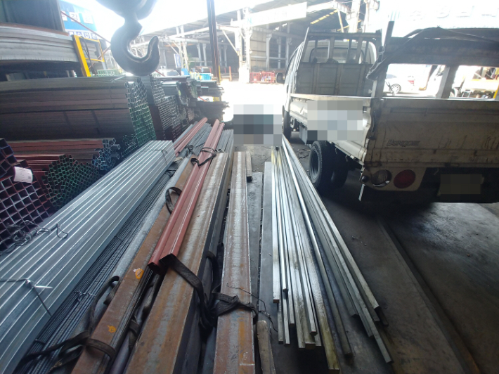 4일 작업자 사망사고가 발생한 부산 사상구 철강 공장. 부산경찰청 제공