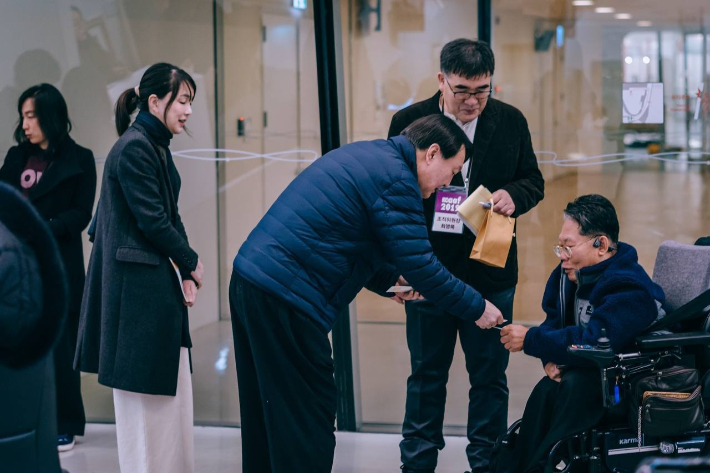 2019년 11월 14일부터 17일까지 서울 동대문디자인플라자(DDP)에서 열린 '제6회 장애인창작아트페어(AAF)'에서 윤석열 당시 검찰총장과 배우자 김건희 씨가 장애예술인과 인사를 나누고 있다.