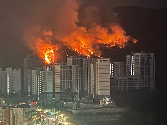 4일 오후 경기 하남시 남한산성 인근 청량산에서 큰 불이 났다. 독자 제공