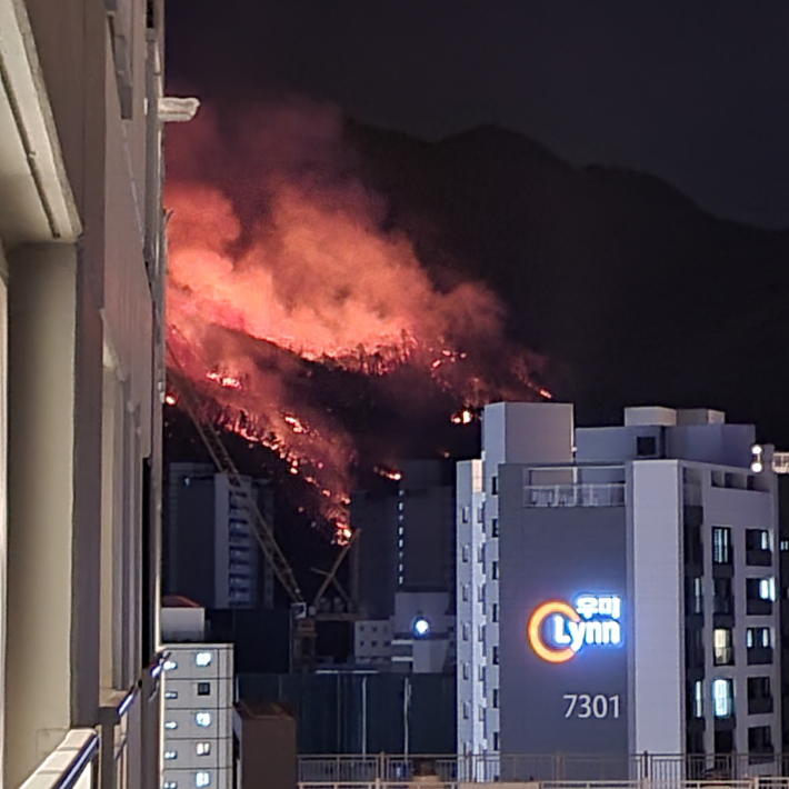 4일 오후 7시 40분쯤 하남시 위례신도시 남한산성 자락에서 화재가 발생했다. 독자 제공