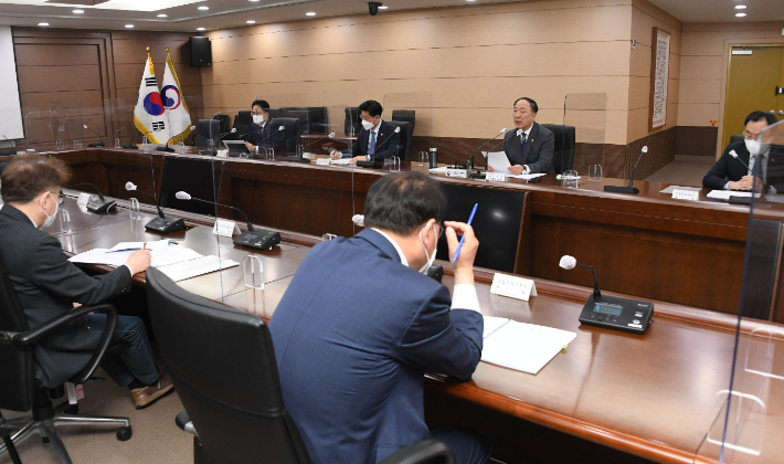 홍남기 경제부총리 겸 기획재정부 장관이 5일 정부세종청사에서 '물가관계장관회의'를 주재하고 있다. 기재부 제공