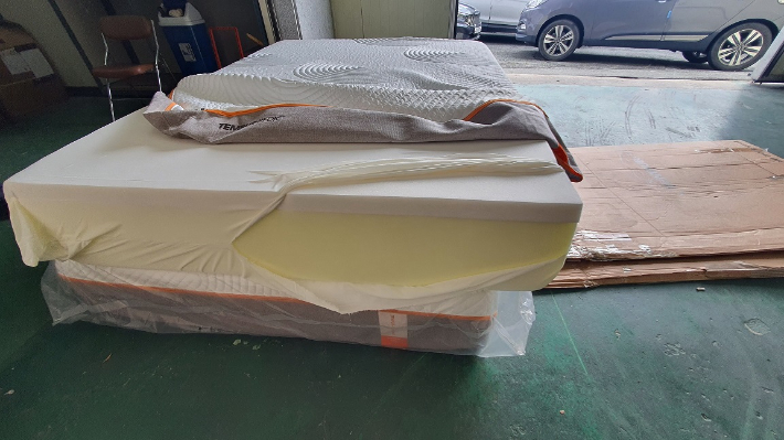 고급 침대 매트리스 상표를 위조한 제품. 부산본부세관 제공