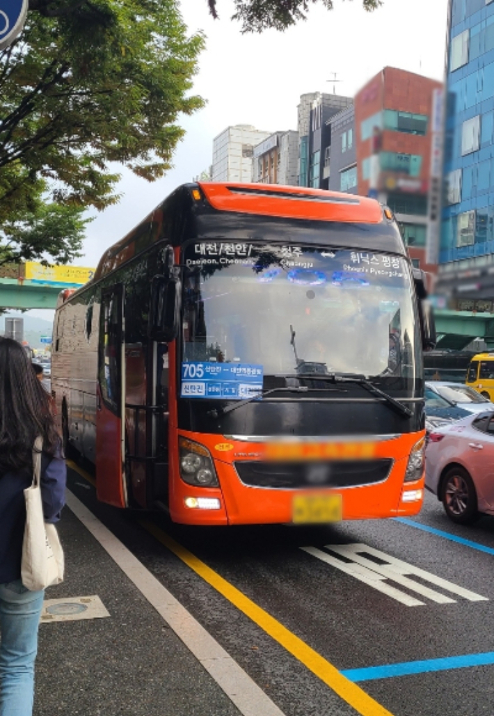 대전시는 매년 1000억 원이 넘는 준공영제 적자 보전액을 부담하고 있지만 지난해 시내버스 파업을 막지는 못했다. 사진은 지난해 파업 당시 대체 투입된 전세버스 모습. 김정남 기자