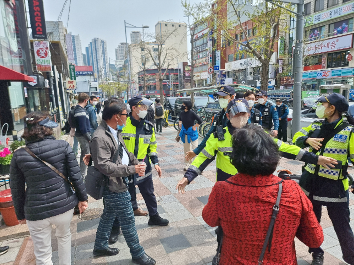 조국 전 법무부 장관 자녀 조민씨의 의학전문대학원 입학 취소 처분 관련 교무회의가 열리는 5일 부산대학교 정문 앞에 보수와 진보 단체가 각각 입학 취소 찬반 집회를 열었다. 보수단체 집회에 항의하는 행인과 보수단체 관계자들이 설전을 벌이며 충돌하기도 했다. 송호재 기자