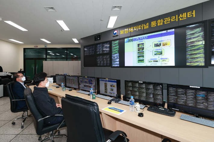 노형욱 국토교통부 장관(오른쪽)이 5일 보령 해저터널을 찾아 관리 상황을 모니터하고 있다. 국토교통부 제공