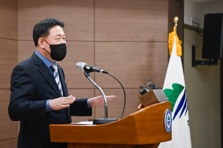 조종용 원주시장 권한대행이 4일 정례브리핑을 통해 새 정부 국정과제 반영 사항 등을 발표하고 있다. 원주시 제공 