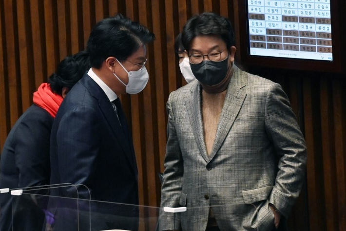 국민의힘 권성동 의원과 장제원 의원이 대화를 하고 있다. 연합뉴스