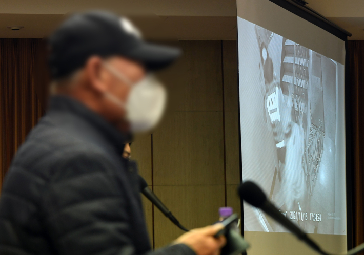 인천 층간소음 흉기난동 사건 피해자 가족이 5일 오전 서울 중구 프레스센터에서 기자회견을 열고 사건 당시 경찰의 대응 모습이 포착된 CCTV영상을 공개하고 부실 대응을 했던 경찰관에 대해 공정한 수사를 촉구하고 있다. 황진환 기자