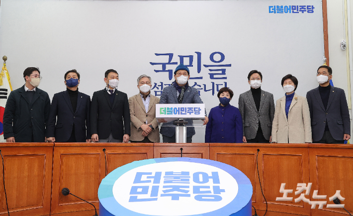 더불어민주당 송영길 대표가 10일 오후 서울 여의도 국회에서 열린 기자회견에서 대표직 사퇴의사를 밝히고 있다. 이날 민주당 지도부는 대선 패배에 책임을 지고 총사퇴 하기로 했다. 황진환 기자