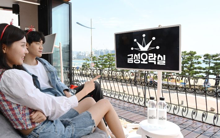 모델들이 광안리 바다를 바라볼 수 있는 2층 라운지 공간에서 프라이빗 무선 스크린 LG 스탠바이미(StanbyME)를 체험하고 있다. LG전자 제공