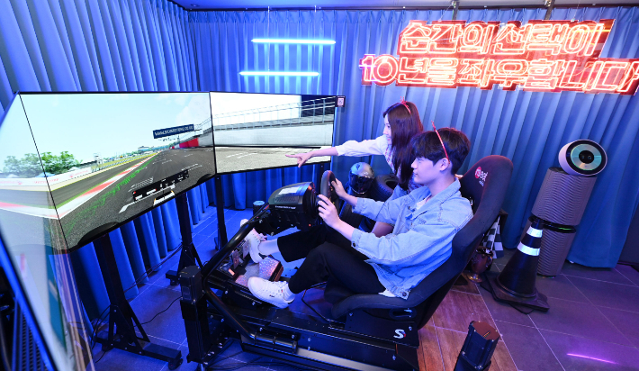 올레드 게이밍 존에서는 추억의 오락실 게임과 PC 온라인 게임부터 최신 콘솔 게임까지 10여 대의 LG 올레드 TV로 자유롭게 이용 가능하다. 모델들이 올레드 TV로 게임을 즐기고 있다. LG전자 제공