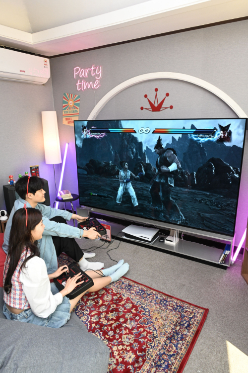 88형 LG 시그니처 올레드 8K가 설치된 공간에서는 추억의 레트로 게임부터 최신 콘솔 게임까지 초대형 화면으로 경험할 수 있다. 모델들이 88형 올레드  TV로 게임을 즐기고 있다. LG전자 제공