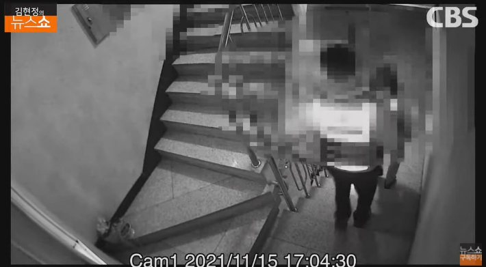 인천 흉기 난동 사건 당시 현장에 출동했던 경찰관 두 명이 밖으로 나가는 모습 - 피해자 가족 제공