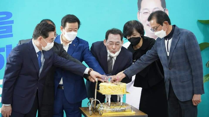 손훈모 순천시장 예비후보가 지난 2일 선거사무소 개소식 및 출정식에서 축하 케이크 촛불을 불어 끄고 있다. 손훈모 예비후보 페이스북