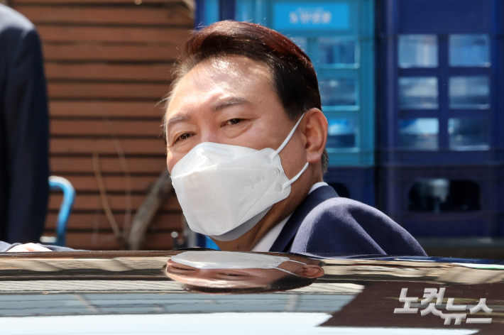 윤석열 대통령 당선인이 6일 서울 통의동 집무실을 나서고 있다. 인수위사진기자단