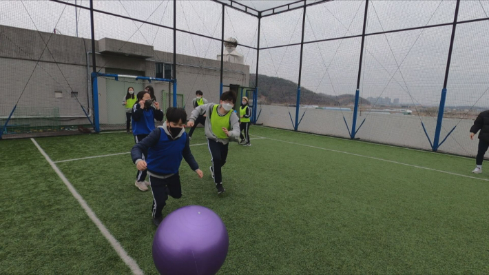 점심시간을 이용해 학생들이 흥미롭게 운동하고 있는 모습