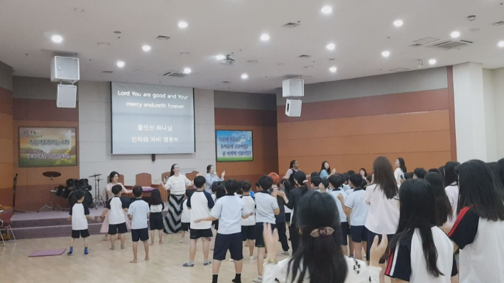 수정비전학교는 정규 수업을 하기 전에 찬양과 예배로 하루를 시작한다. 