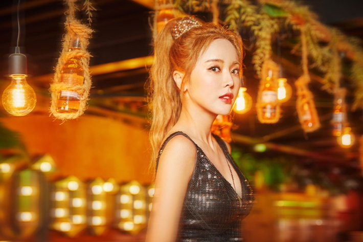 지난 6일 저녁 6시 신곡 '비바 라 비다'를 발표한 가수 홍진영. IMH엔터테인먼트 제공