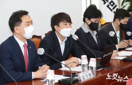 이준석 국민의힘 대표가 7일 오전 서울 여의도 국회에서 열린 최고위원회의에서 모두발언을 하고 있다.