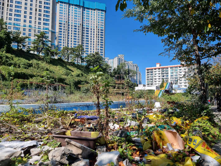 2005년 폐장한 부산 수영구 남천유수풀장 부지. 송호재 기자