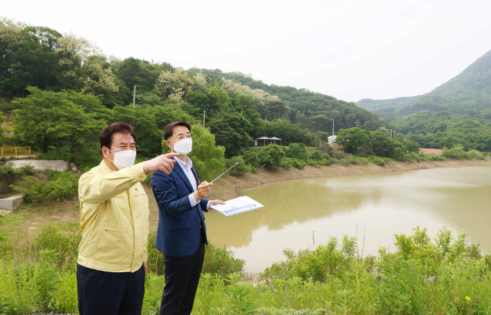 용인 스마트물류단지 현장을 방문 점검하고 있는 백군기 용인시장(왼쪽)의 모습. 용인시청 제공