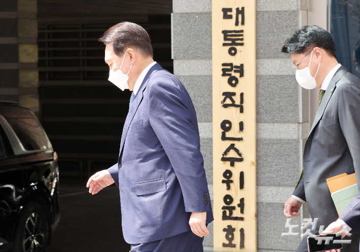 윤석열 대통령 당선인이 지난 6일 점심일정을 위해 서울 통의동 집무실을 나서고 있다. 인수위사진기자단