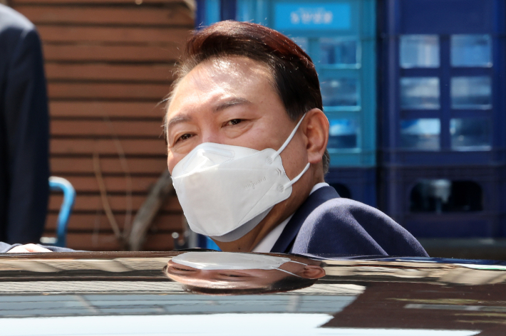윤석열 대통령 당선인이 지난 6일 점심 일정을 위해 서울 통의동 집무실을 나서고 있다. 인수위사진기자단