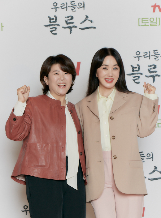 tvN 새 토일드라마 '우리들의 블루스'의 배우 이정은과 엄정화. tvN 제공