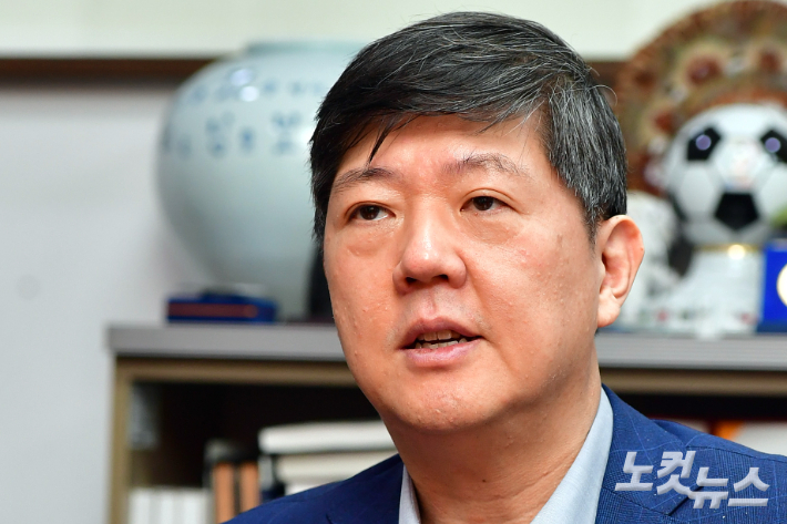 김홍걸 의원이 6일 국회 의원회관에서 CBS와 인터뷰를 하고 있다. 윤창원 기자