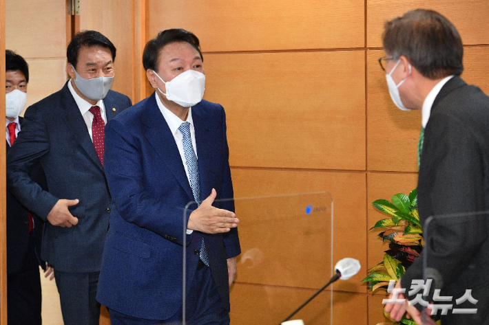 윤석열 대통령 당선인이 6일 오후 서울 종로구 통의동 제20대 대통령직인수위원회에서 열린 시·도지사 간담회에 참석하고 있다. 박종민 기자