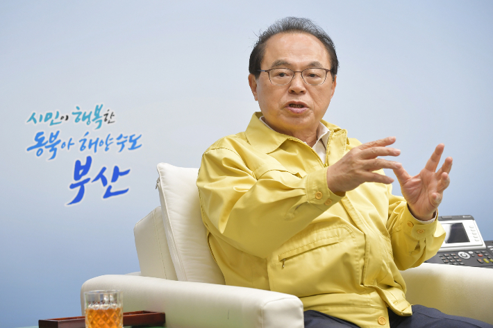 검찰이 부산시 산하 공공기관 임직원들에게 강요에 의한 사직서를 받은 혐의로 오거돈 전 부산시장 등 3명을 기소했다. 부산CBS