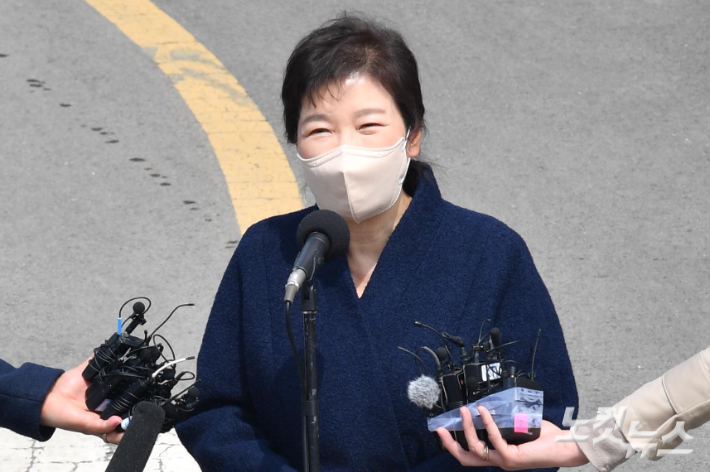 박근혜 전 대통령이 지난달 24일 오후 대구 달성군 사저에 도착해 대국민 담화를 밝히고 있다. 박종민 기자